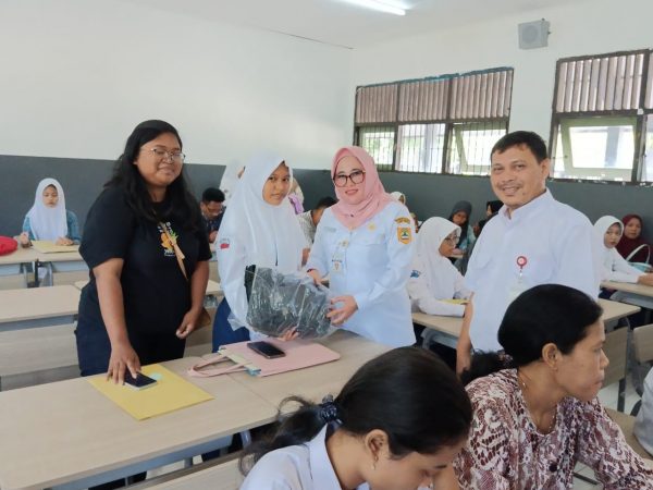 Ibu Kepala Dinas Berikan Bantuan Peralatan Pendidikan Kepada Siswa Jalur Afirmasi di SMKN 10 Semarang Ibu Kepala Dinas Berikan Bantuan Peralatan Pendidikan Kepada Siswa Jalur Afirmasi di SMKN 10 Semarang