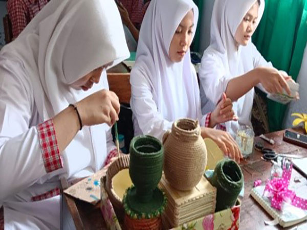 Gali Bakat Siswa melalui Ekstrakurikuler Hand Made di SMK Teuku Umar