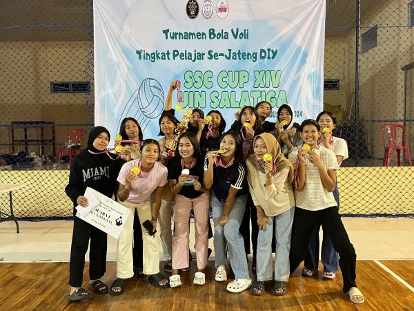 Tim Bola Voli Putri SMANSE   Raih Juara 1 Turnamen Bola Voli SSC Cup XIV UIN Salatiga   se-Jateng DIY