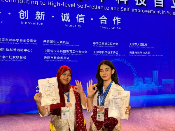 Spectacular! 2 Siswa SMAN 3 Semarang Raih Prestasi Internasional di China Spectacular! 2 Siswa SMAN 3 Semarang Raih Prestasi Internasional di China