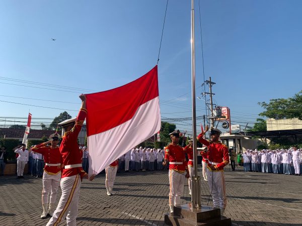 Upacara Peringatan HUT RI ke-79 Pemuh Hikmat dan Memikat