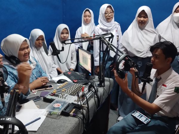 Mengenal Teknik dan Trik Penyiaran, SMA Negeri 15 Semarang Lakukan Studi Tiru ke Fourteen FM SMA Negeri 14 Semarang Mengenal Teknik dan Trik Penyiaran, SMA Negeri 15 Semarang Lakukan Studi Tiru ke Fourteen FM SMA Negeri 14 Semarang
