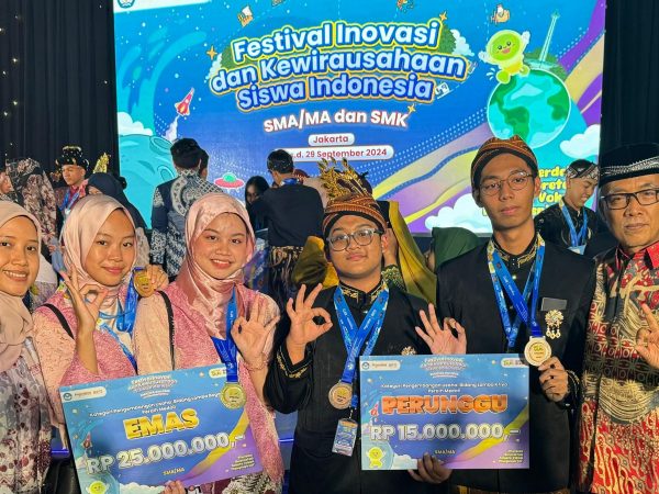 Siswa SMAN 3 Semarang Berkibar di FIKSI 2024, Raih Emas & Perunggu
