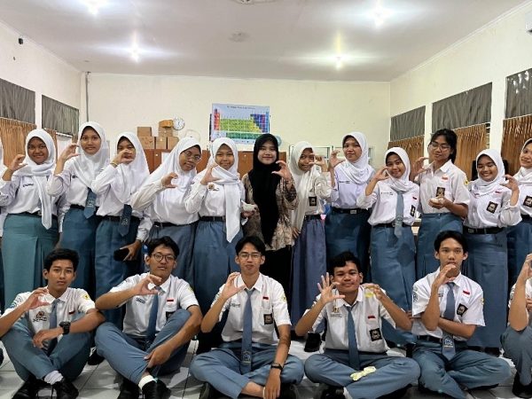 KIR SMAN 12 Semarang Lakukan Riset Uji Boraks Pada Makanan