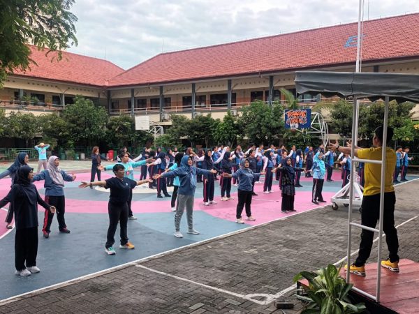 Senam Sehat Anak Indonesia Hebat SMAN 5 Semarang: Membangun Generasi Sehat & Kuat Senam Sehat Anak Indonesia Hebat SMAN 5 Semarang: Membangun Generasi Sehat & Kuat