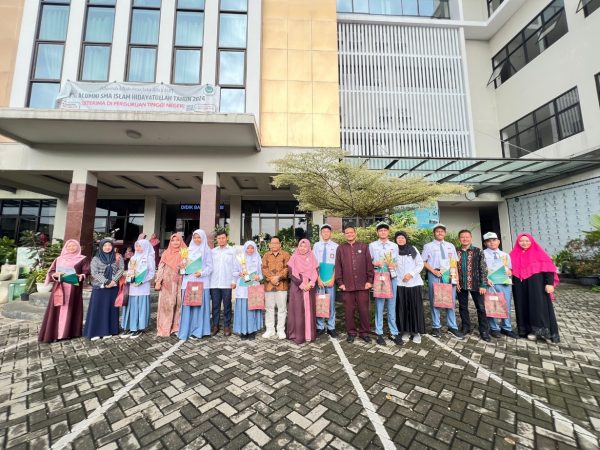 Barakallah! SMAHA Berikan Penghargaan Siswa/Siswi Berprestasi Barakallah! SMAHA Berikan Penghargaan Siswa/Siswi Berprestasi