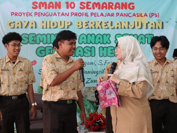 Siswa Kelas XI SMAN 10 Semarang Antusias Ikuti Seminar Anak Sehat Generasi Hebat Siswa Kelas XI SMAN 10 Semarang Antusias Ikuti Seminar Anak Sehat Generasi Hebat