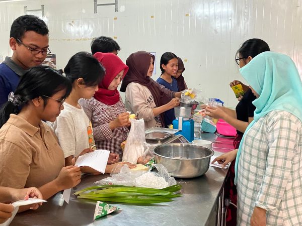 Akhiri Double Track Kewirausahaan Bidang Kuliner, Siswa SMAN 7 Semarang Buat Kue Lebaran